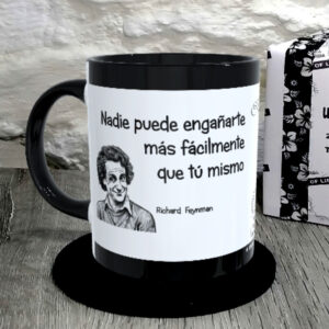 TAZA. Nadie puede engañarte más fácilmente que tú mismo.Richard Feynman