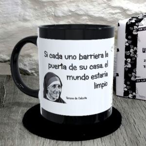 TAZA. Si cada uno barriera la puerta de su casa, el mundo estaría limpio. Teresa de Calcuta