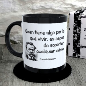 TAZA.Quien tiene algo por lo qué vivir, es capaz de soportar cualquier cómo.Friedrich Nietzsche