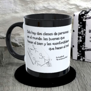 TAZA.Solo hay dos clases de personas en el mundo las buenas que hacen el bien y las confundidas que hacen el mal