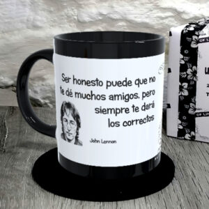 TAZA.Ser honesto puede que no te dé muchos amigos, pero siempre te dará los correctos.John Lennon