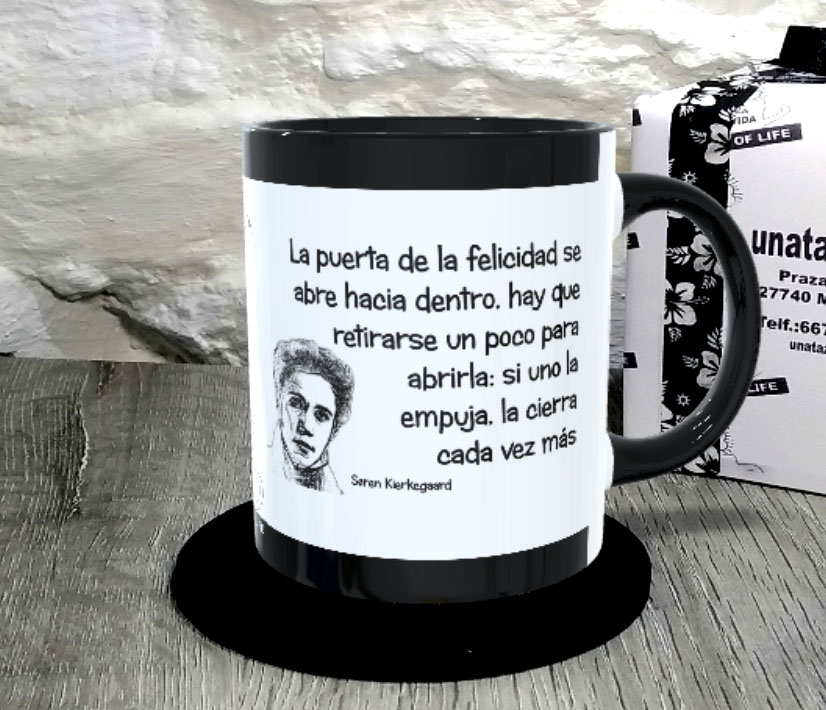 TAZA.La puerta de la felicidad se abre hacia dentro, hay que retirarse un poco para abrirla si uno la empuja, la cierra cada vez más,Søren Kierkegaard.1
