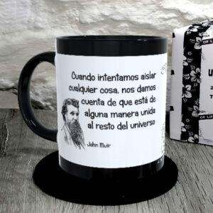 TAZA. Cuando intentamos aislar cualquier cosa, nos damos cuenta de que está de alguna manera unida al resto del universo.John Muir