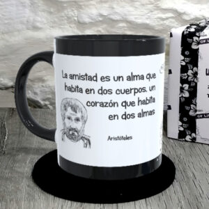 TAZA. La amistad es un alma que habita en dos cuerpos, un corazón que habita en dos almas.Aristóteles