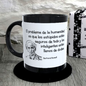 TAZA. El problema de la humanidad es que los estúpidos están seguros de todo y los inteligentes están llenos de dudas.Bertrand Russell
