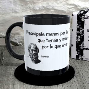 TAZA. Preocúpate menos por lo que tienes y más por lo que eres.Sócrates