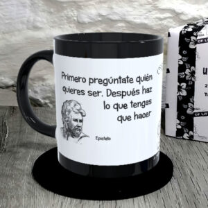 TAZA. Primero pregúntate quién quieres ser. Después haz lo que tengas que hacer.Epicteto