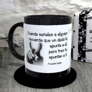 TAZA. Cuando señales a alguien recuerda que un dedo lo apunta a él, pero tres te apuntan a ti.Proverbio Inglés