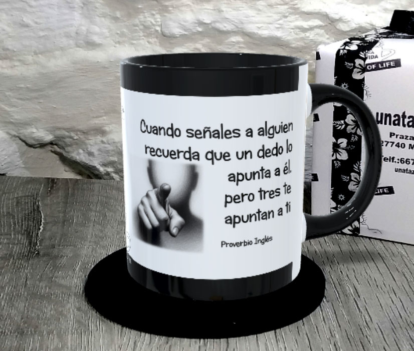 TAZA. Cuando señales a alguien recuerda que un dedo lo apunta a él, pero tres te apuntan a ti.Proverbio Inglés.1