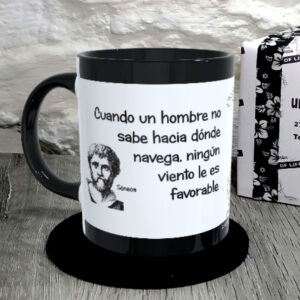 TAZA. Cuando un hombre no sabe hacia dónde navega, ningún viento le es favorable.Séneca