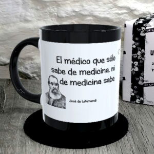 TAZA. El médico que sólo sabe medicina, ni medicina sabe.José de Letamendi