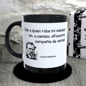 TAZA. Odio a quien roba mi soledad sin, a cambio, ofrecerme compañía de verdad.Friedrich Nietzsche