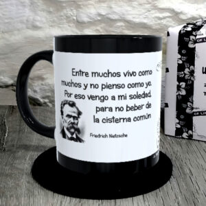 TAZA. Entre muchos vivo como muchos y no pienso como yo.Friedrich Nietzsche